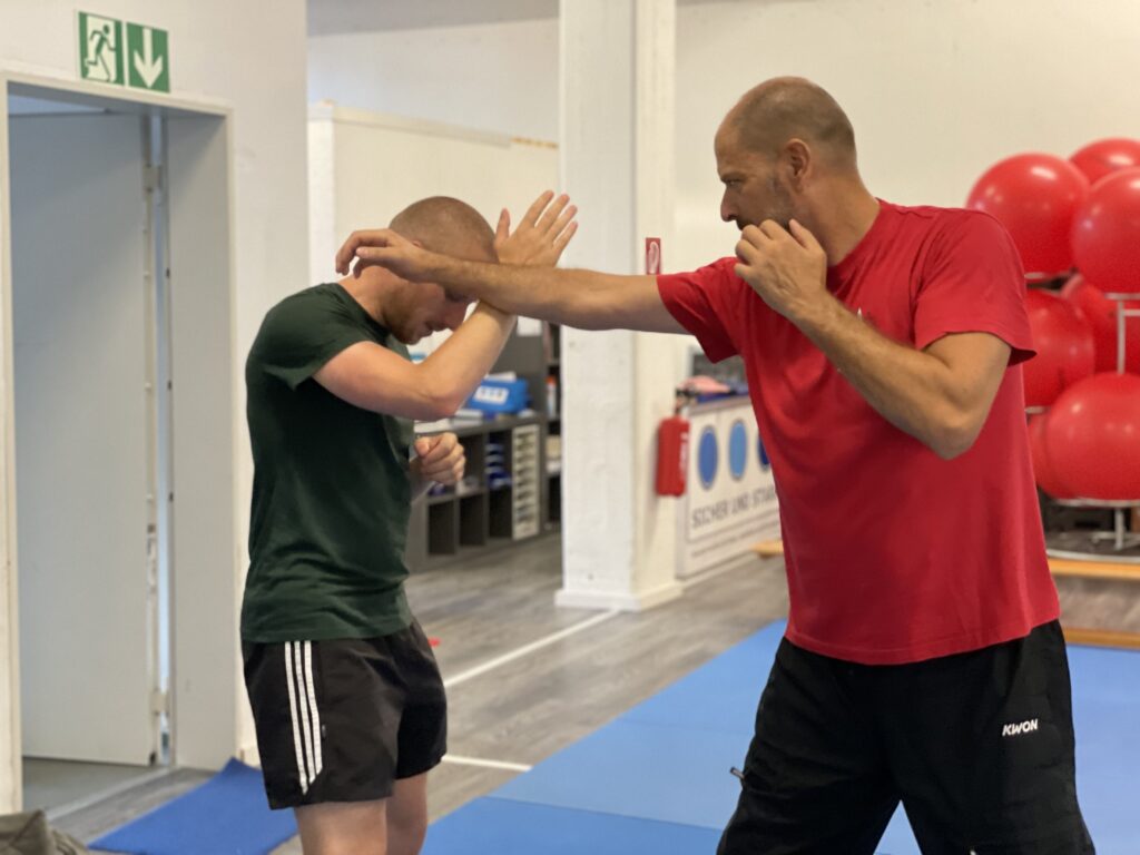 Wing Chun Training in Braunschweig – Trainer demonstriert Selbstverteidigungstechnik mit Schüler