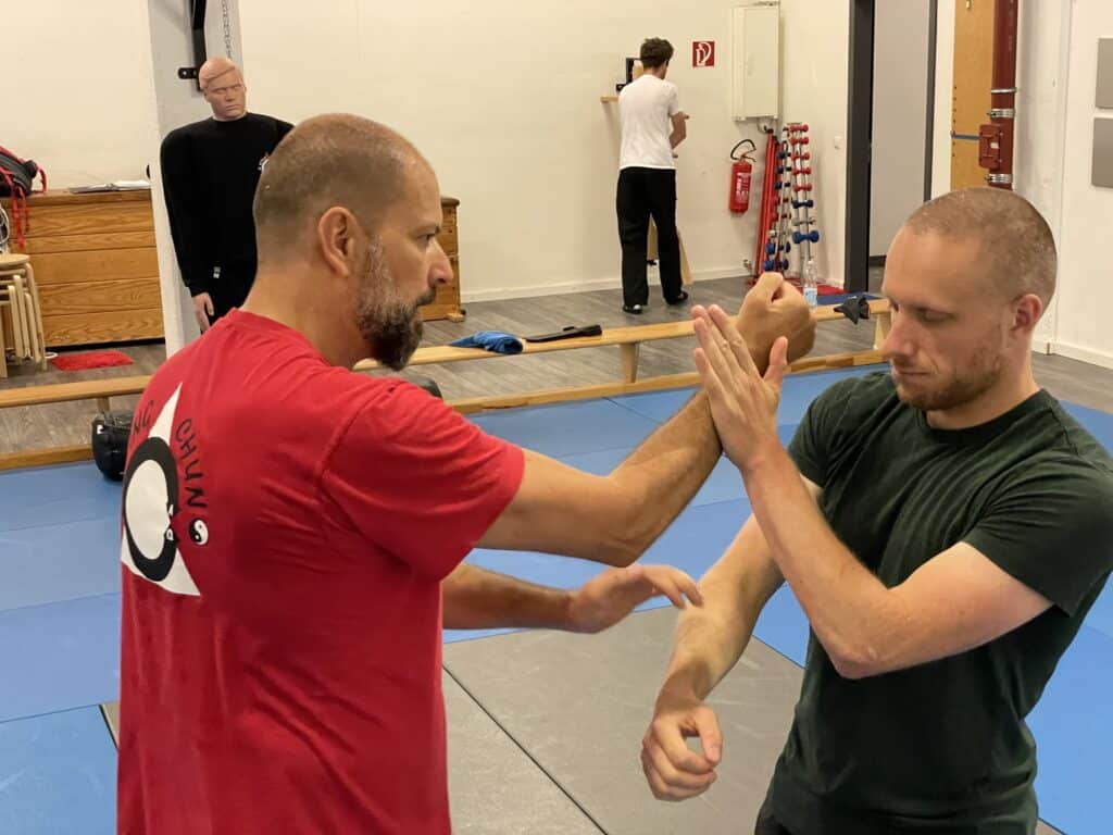 Wing Chun Training Braunschweig - Zwei Männer beim Selbstverteidigungstraining mit Kampfsport-Partnerübungen